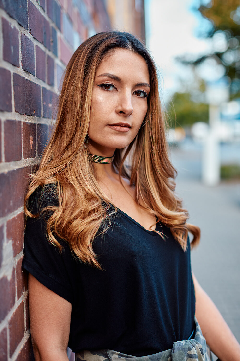 Streetstyle-Portrait einer jungen Frau mit Choker an einer Backsteinwand in Frankfurt am Main.