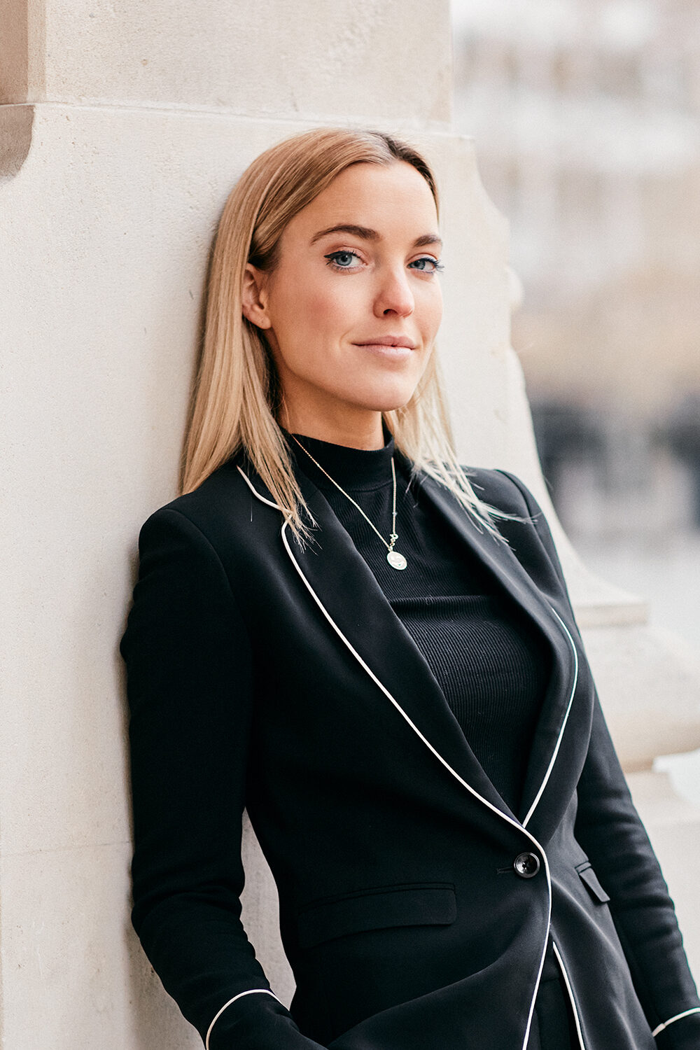 Businessportrait von Larissa Laudenberger, Autorin, Unternehmerin und PR-Beraterin, im schwarzen Blazer an der Alten Oper in Frankfurt am Main.