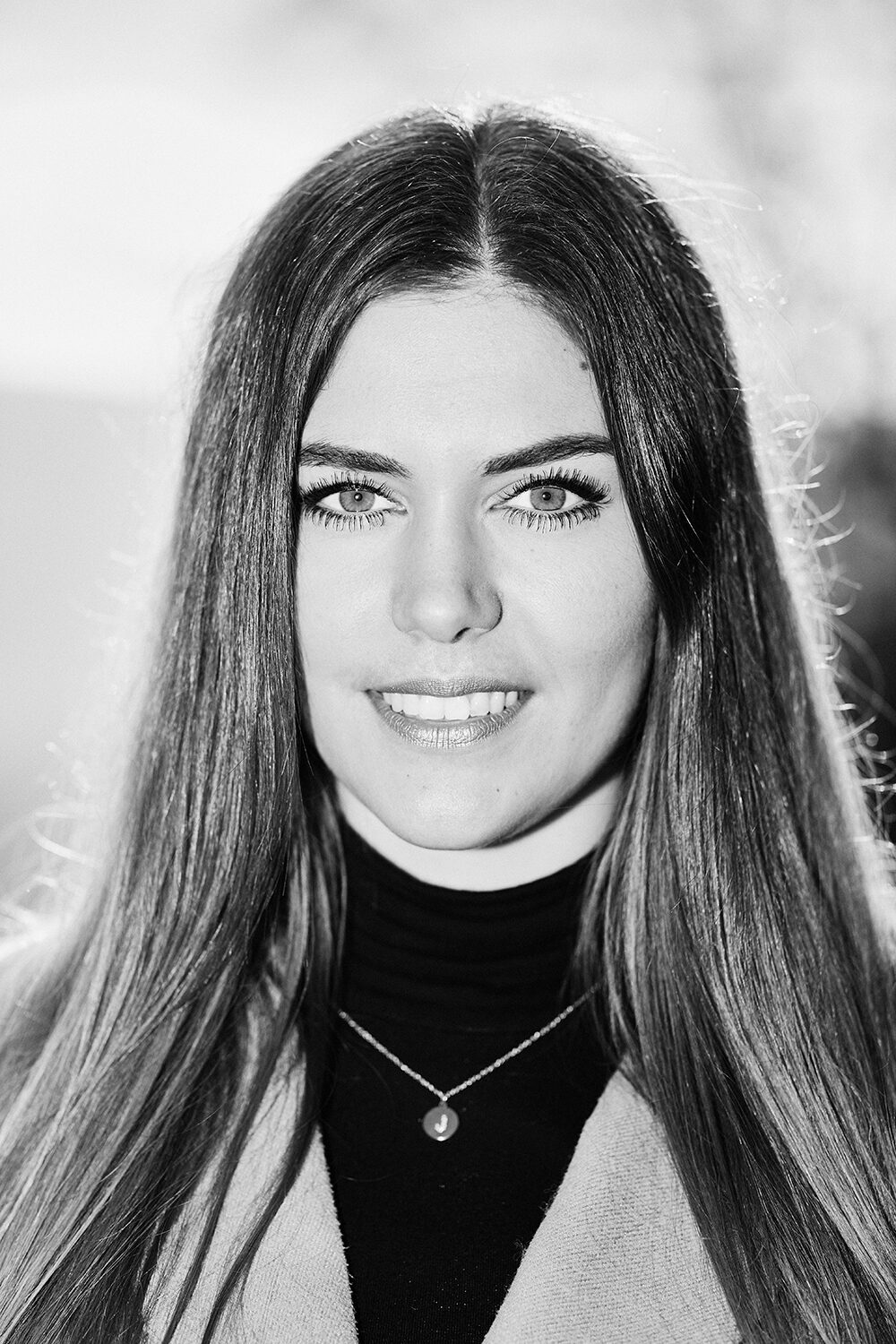 Schwarz-Weiß-Beauty-Portrait einer jungen Frau im Felsenmeer in Lautertal.