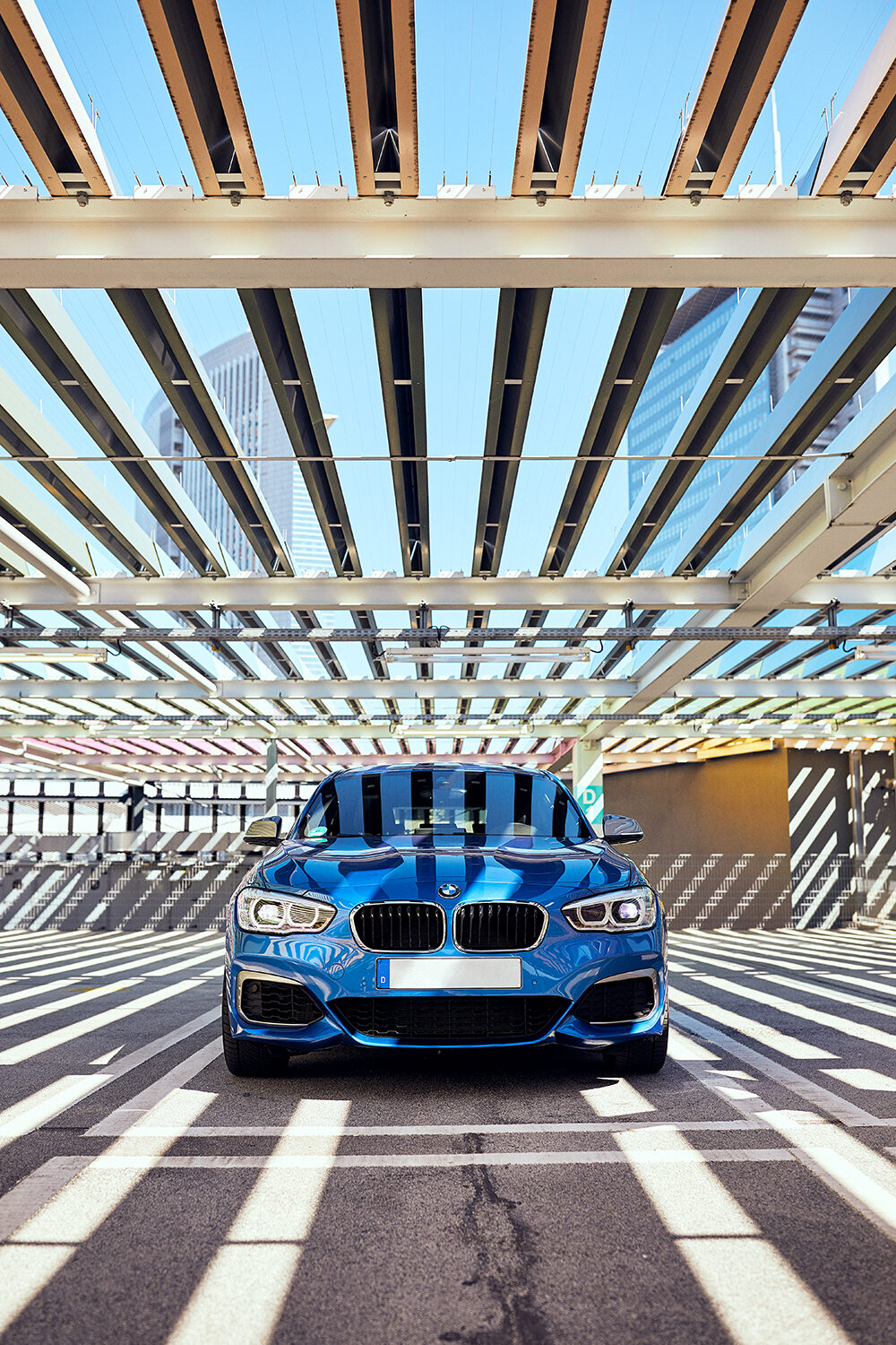 Ein estorilblauer BMW M140i xDrive parkt im Parkhaus des Skyline Plaza in Frankfurt am Main.
