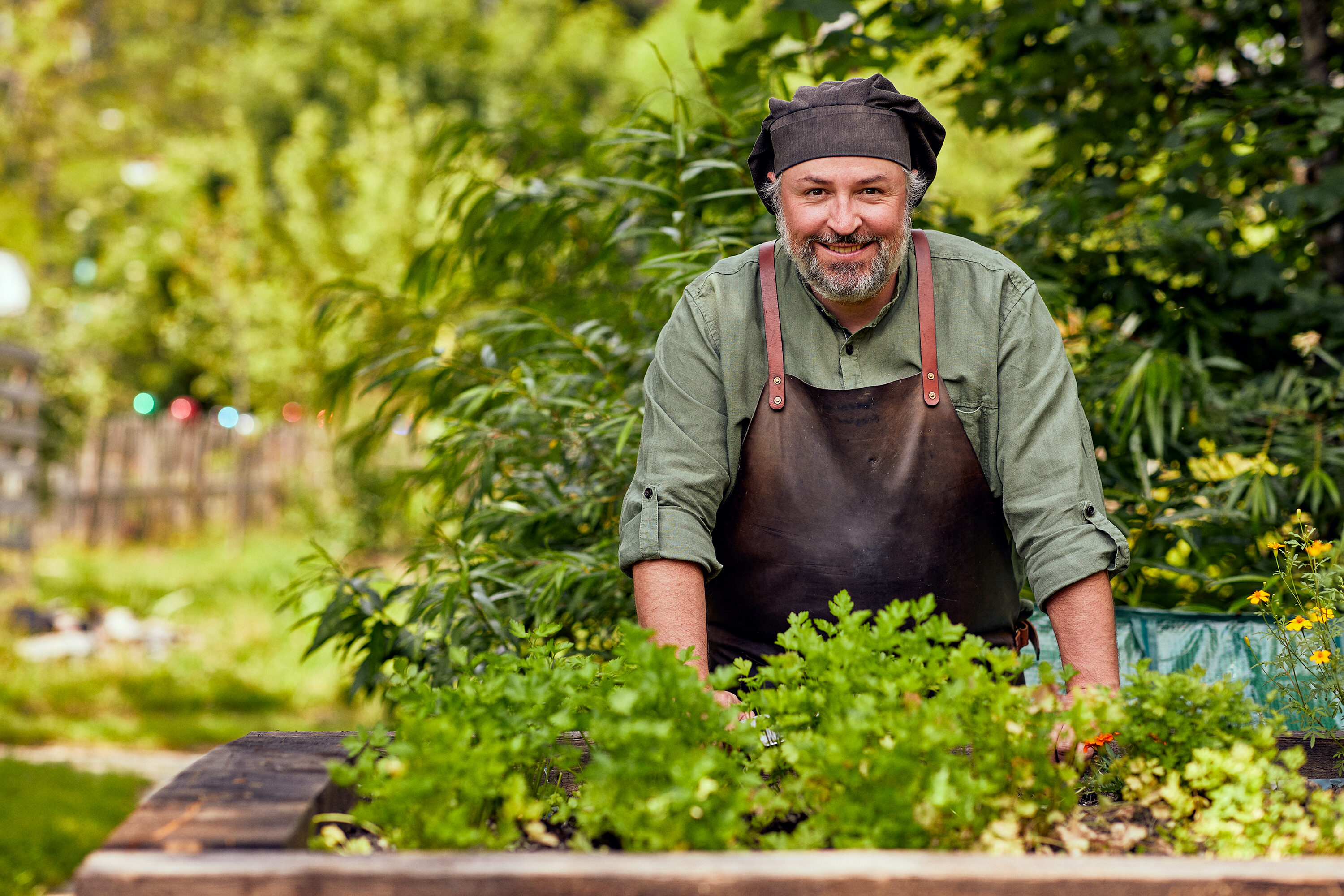 Portrait von Haubenkoch Jeremias Riezler im hauseigenen Kräutergarten des Biohotels Walserstuba im Kleinwalsertal, Vorarlberg.